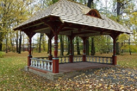 Výstavba altánu v parku zámku Kinských